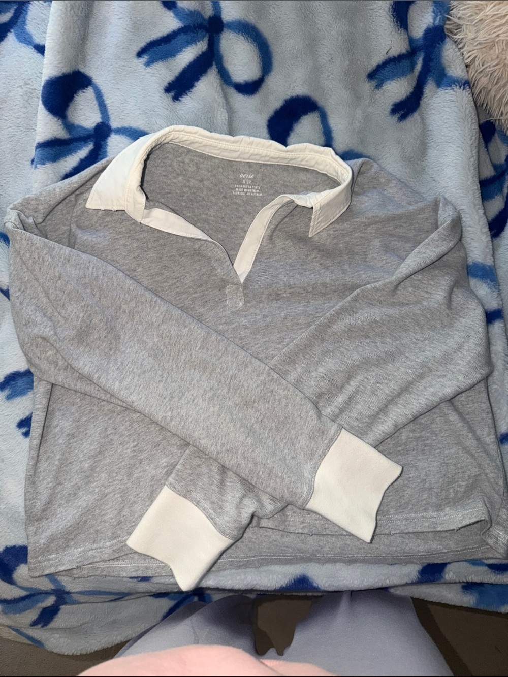 aerie Women's Grey V-Neck Pullover with White Collar and Cuffs